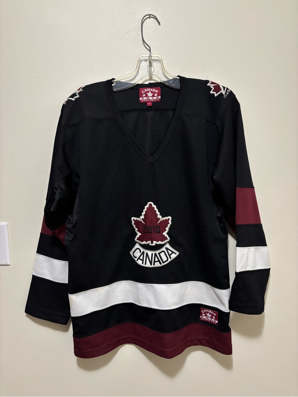 Vintage Canada 2010 Athletics Youth Hockey Jersey Black Red Size 12